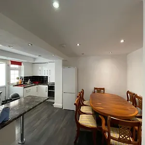 Holiday home 4 Bedroom House 10 Mins Walk To The And Less Than A Mile From Main Station, Bournemouth