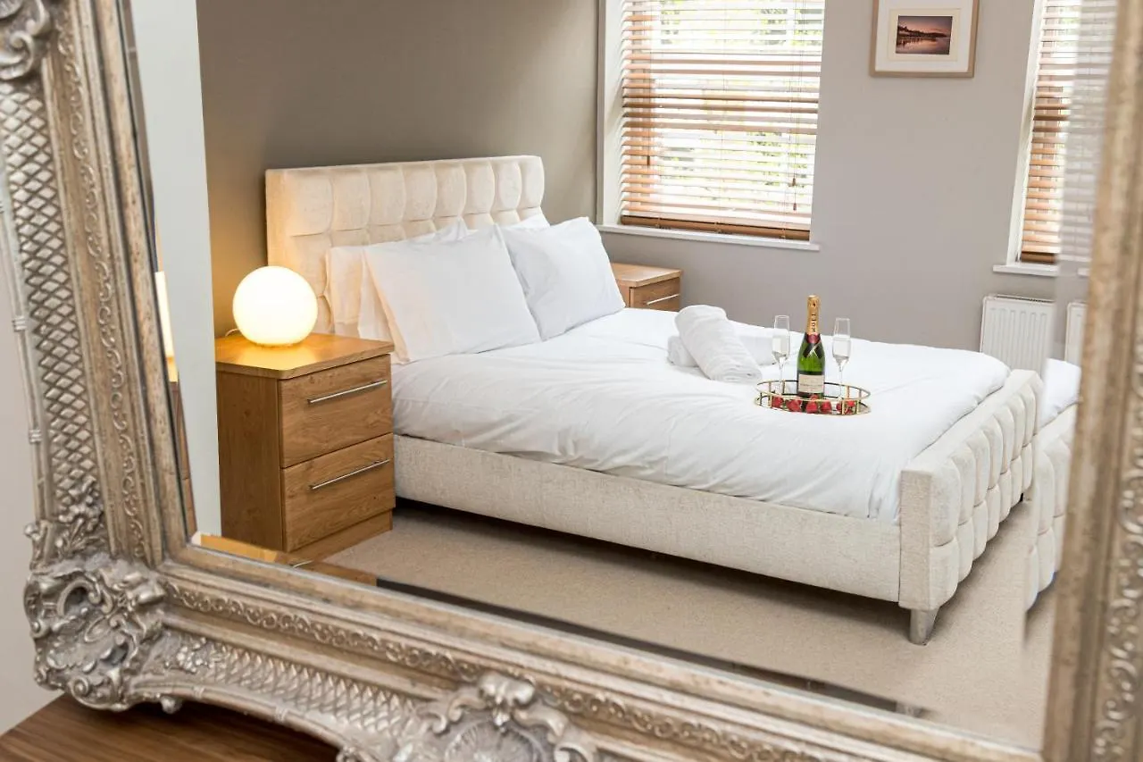 Cosy Urban Oasis - Quirky 2-Bed Town Centre Apartment Bournemouth