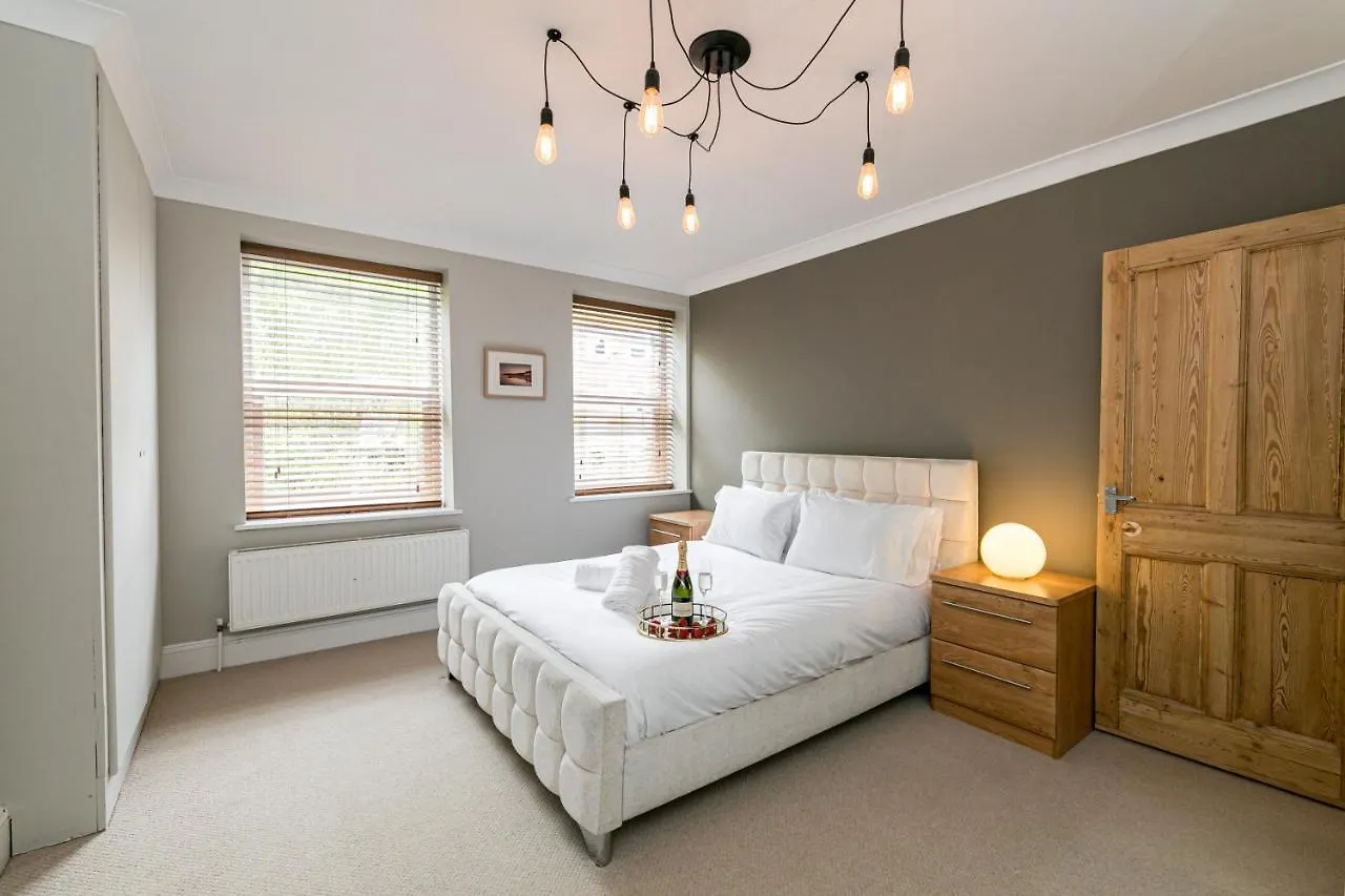 Cosy Urban Oasis - Quirky 2-Bed Town Centre Apartment Bournemouth 0*,  United Kingdom